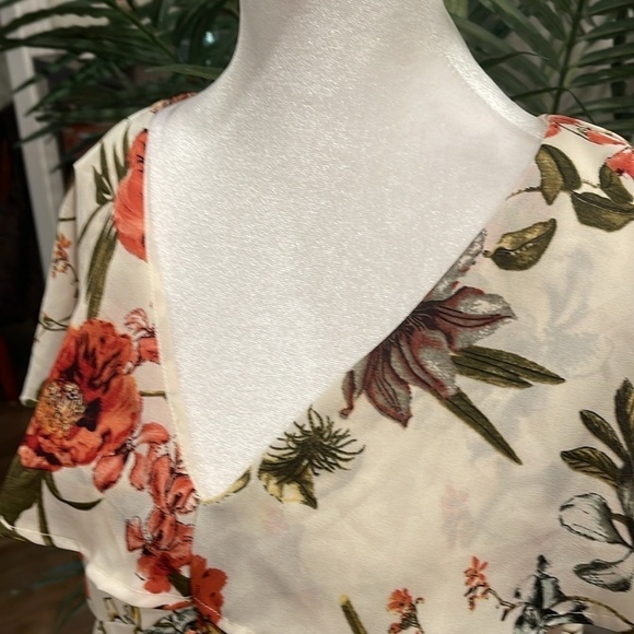 Black Tape L floral print on crème fully lined with side zip V neck dress - Picture 4 of 11